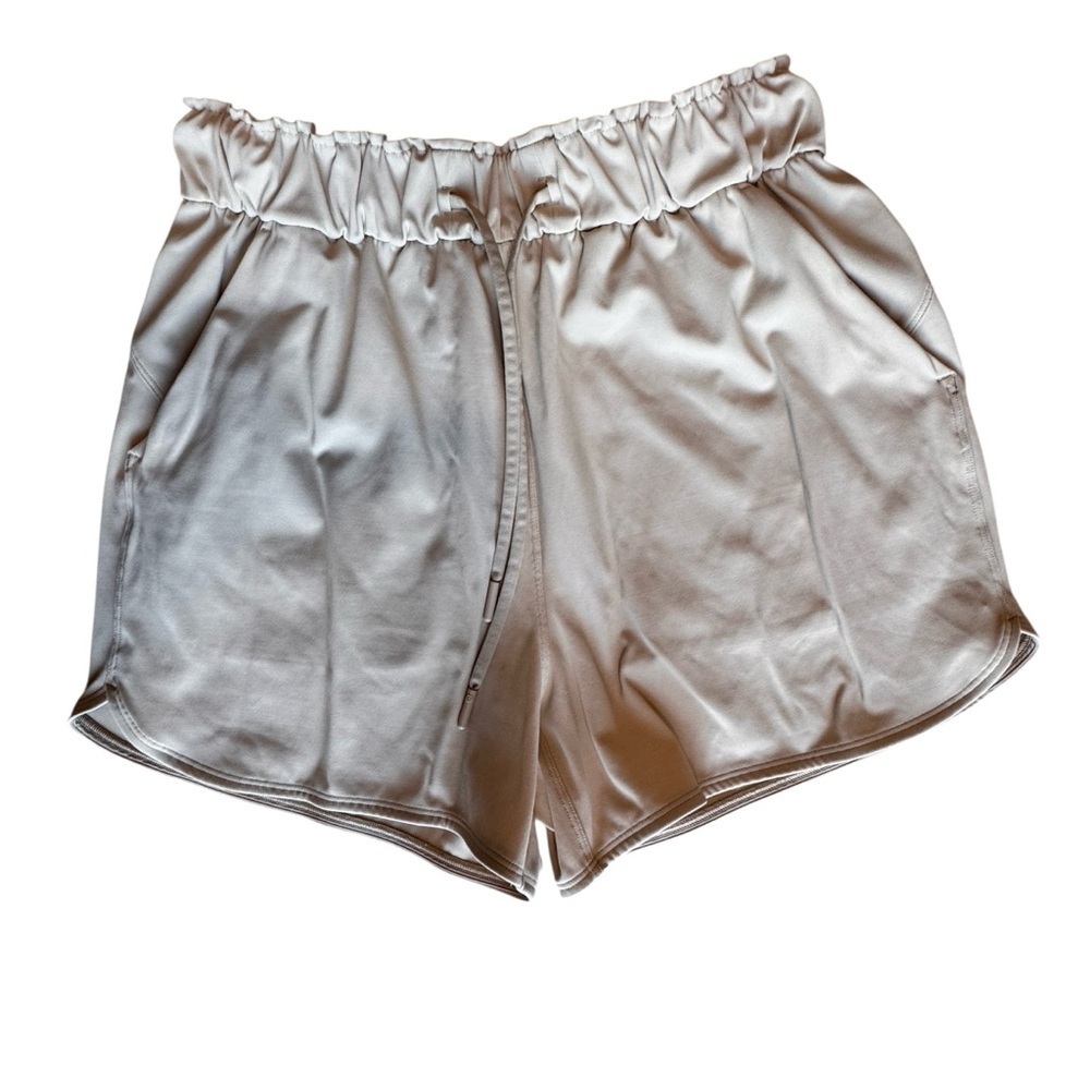 Lululemon Woman’s  Cream Stretch Relaxed-Fit  Short Size 6